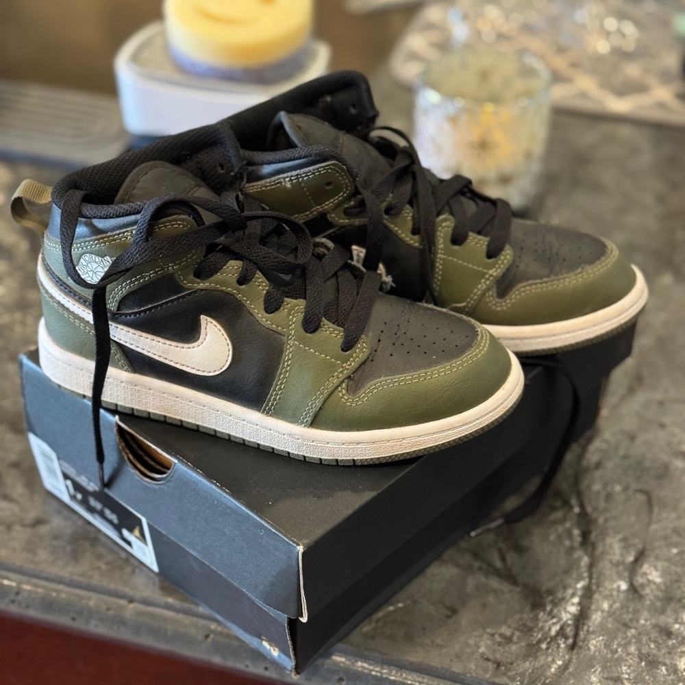 Kids Jordans Mid Size 1